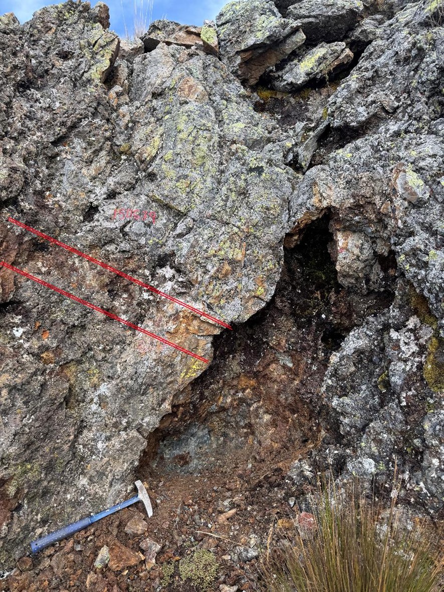 Sample 150639: 0.70m @ 3.10 g/t Au, 365.0 g/t Ag. Quartz-sulfide stockwork hosted in brecciated quartz arenite.